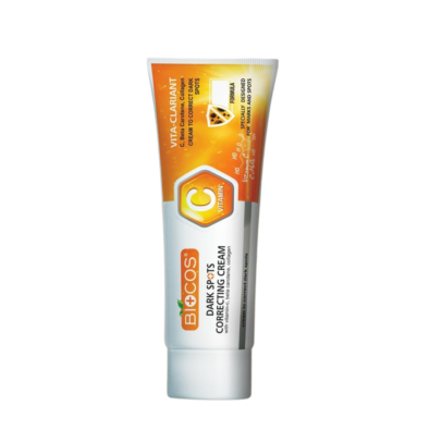 Biocos Dark Spots Correcting Cream qablaşdırması, məhsulun tünd ləkələri və sızanaq izlərini azaldaraq dərini işıqlandıran və bərabərləşdirən təsirini göstərən dizayn. Krem, Vitamin C ilə zənginləşdirilmiş və dərini nəmləndirərək parlaq bir dəri təmin edir Упаковка крема Biocos Dark Spots Correcting Cream, показывающая его воздействие на темные пятна и следы от прыщей, осветляя и выравнивая тон кожи. Крем обогащён витамином C и увлажняет кожу, придавая ей сияние